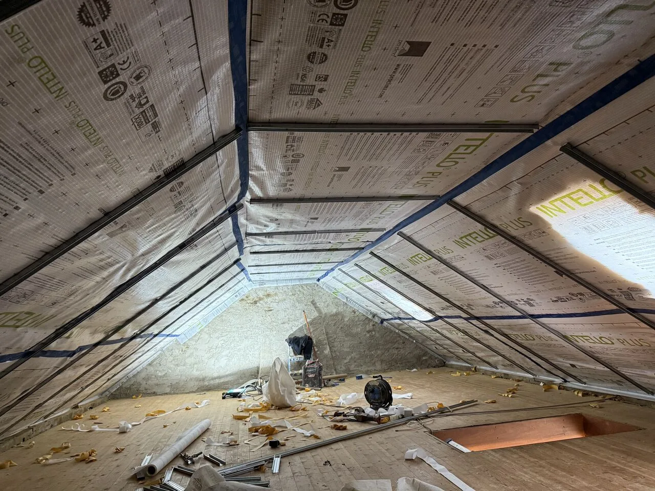 Isolation intérieure sous rampants en cours dans une maison près de Quimper