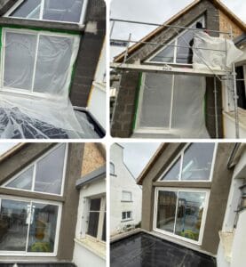 Isolation et fenêtres de maison en chantier.