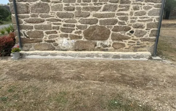 Murs humides ou traces de salpêtre ? Découvrez les techniques de maçonnerie (imperméabilisation, Delta MS, drainage) pour assainir les fondations de votre maison dans le Finistère Sud.