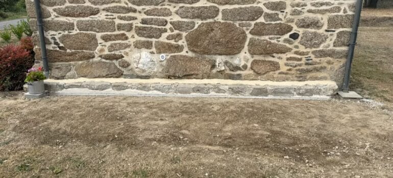 Murs humides ou traces de salpêtre ? Découvrez les techniques de maçonnerie (imperméabilisation, Delta MS, drainage) pour assainir les fondations de votre maison dans le Finistère Sud.