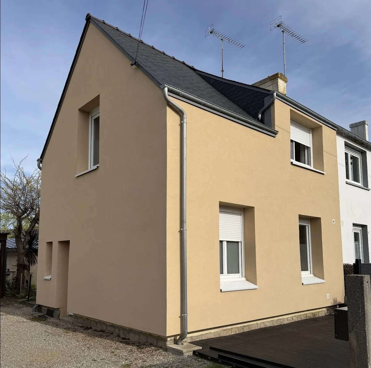 Ravalement de façade avec enduit neuf sur une maison près de Quimper